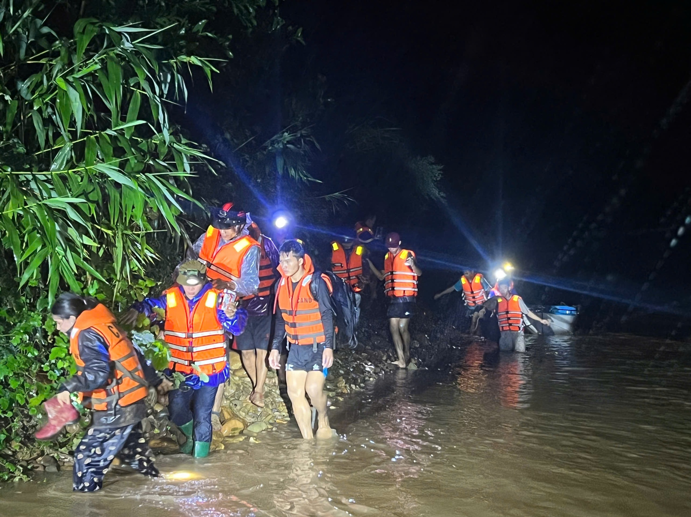 救援6名在大洪水中被困桉树林两天的人员
